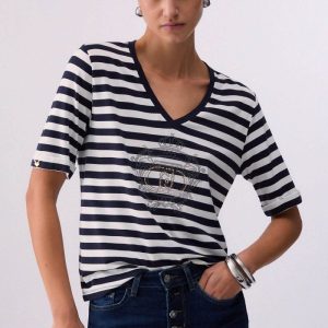 T-shirt rayé col en V avec motif décoratif